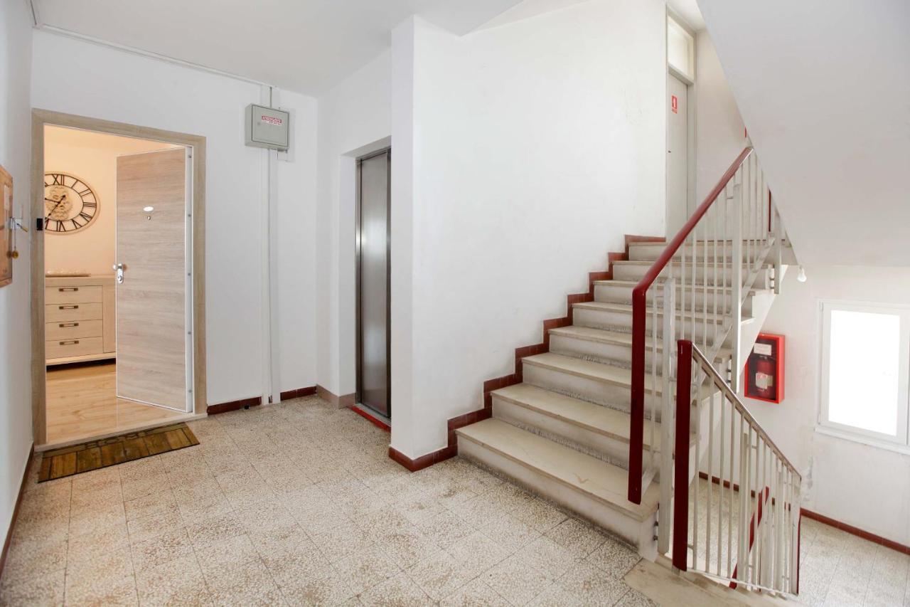 Apartment Modern 2-bed Apt, Late Check In Available *