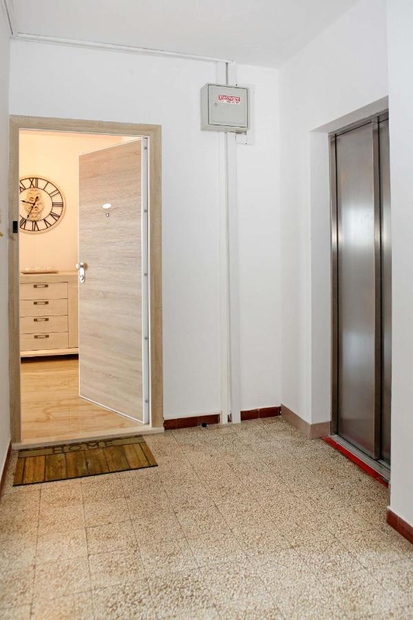 Modern 2-bed Apt, Late Check In Available *
