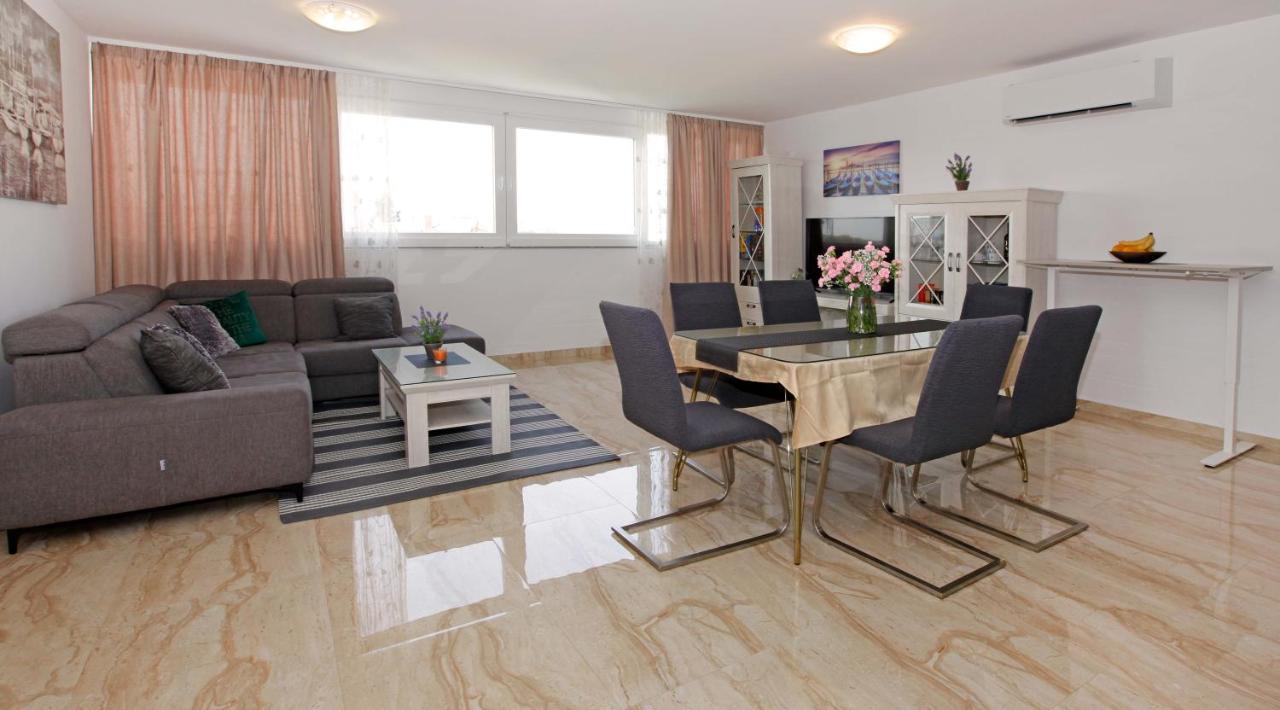 Modern 2-bed Apt, Late Check In Available