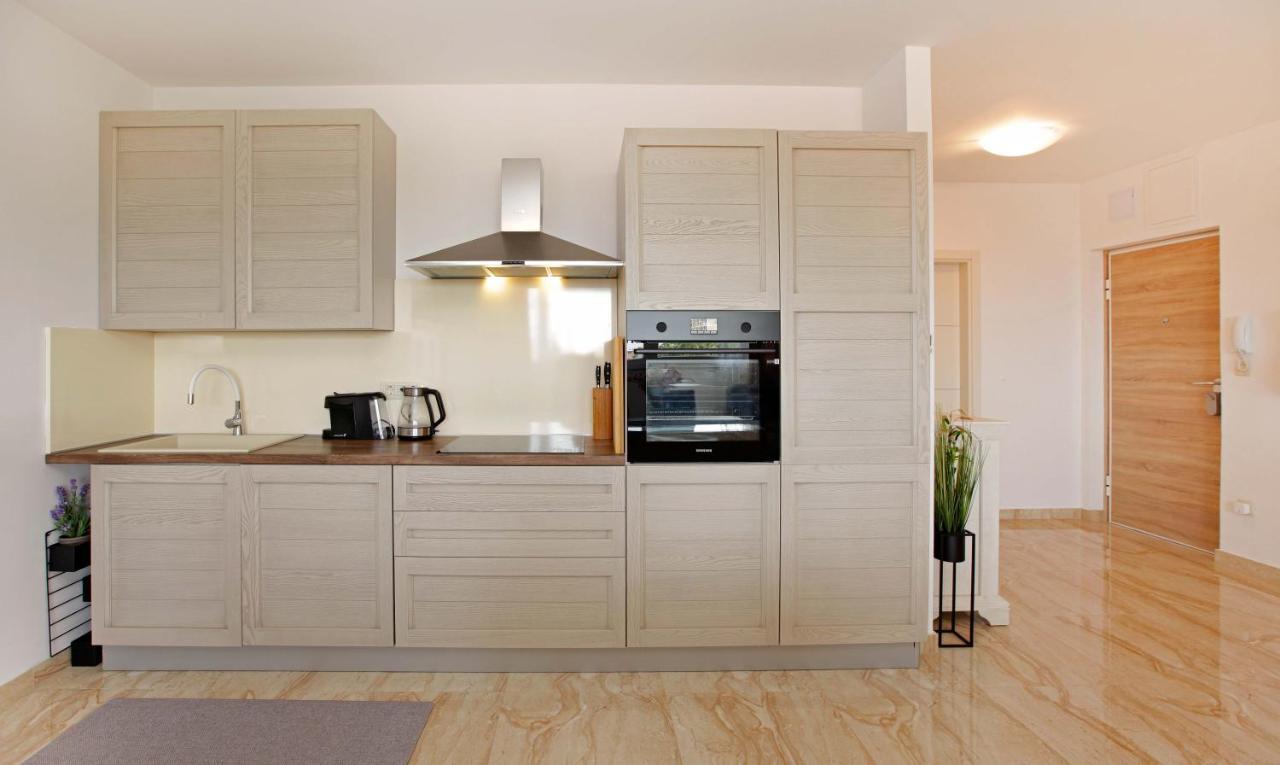 Apartment Modern 2-bed Apt, Late Check In Available