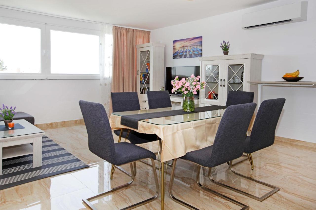 Modern 2-bed Apt, Late Check In Available * Split