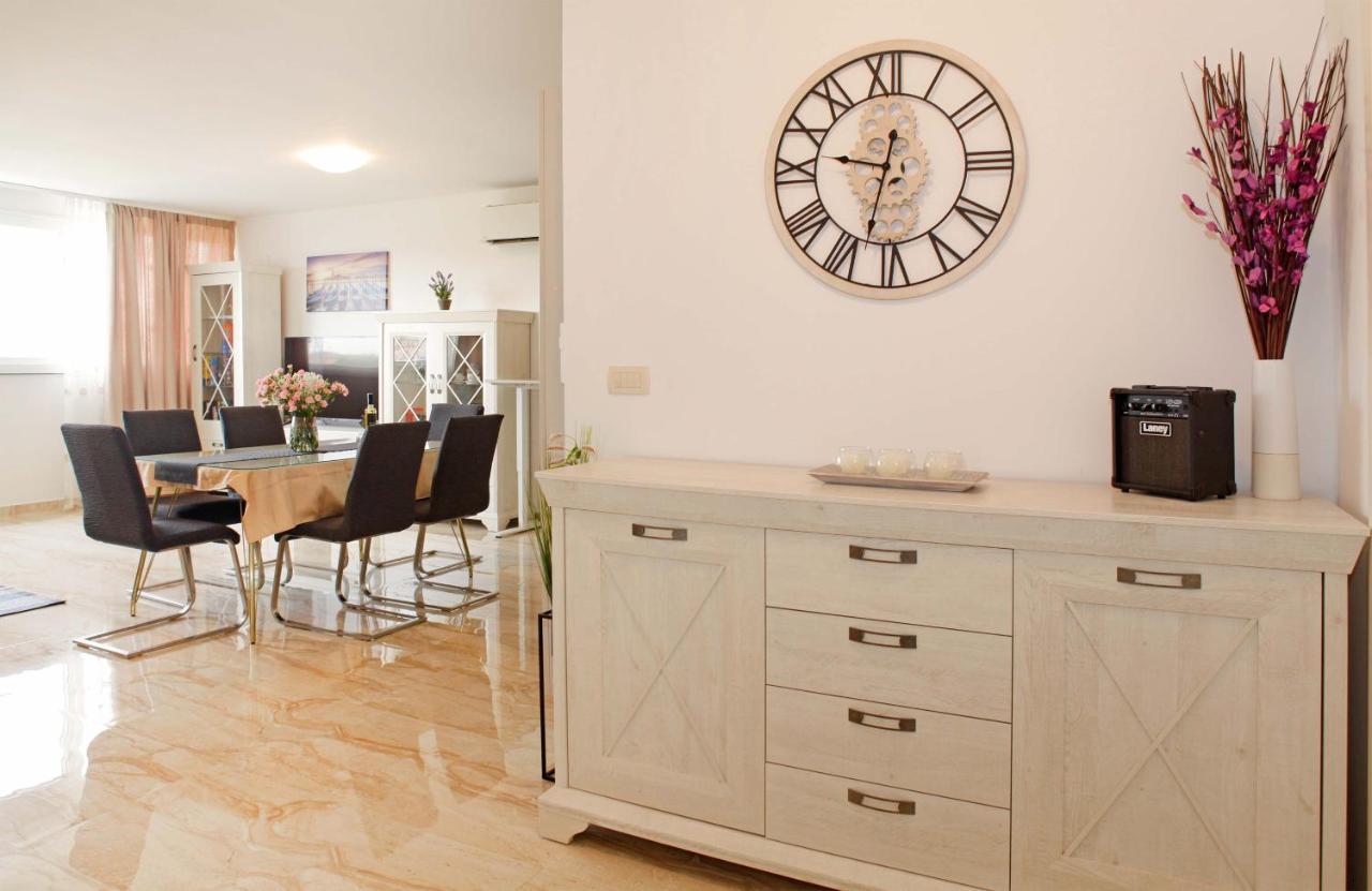 Modern 2-bed Apt, Late Check In Available