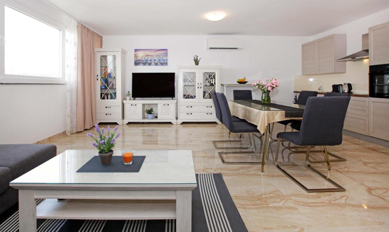 Modern 2-bed Apt, Late Check In Available Split