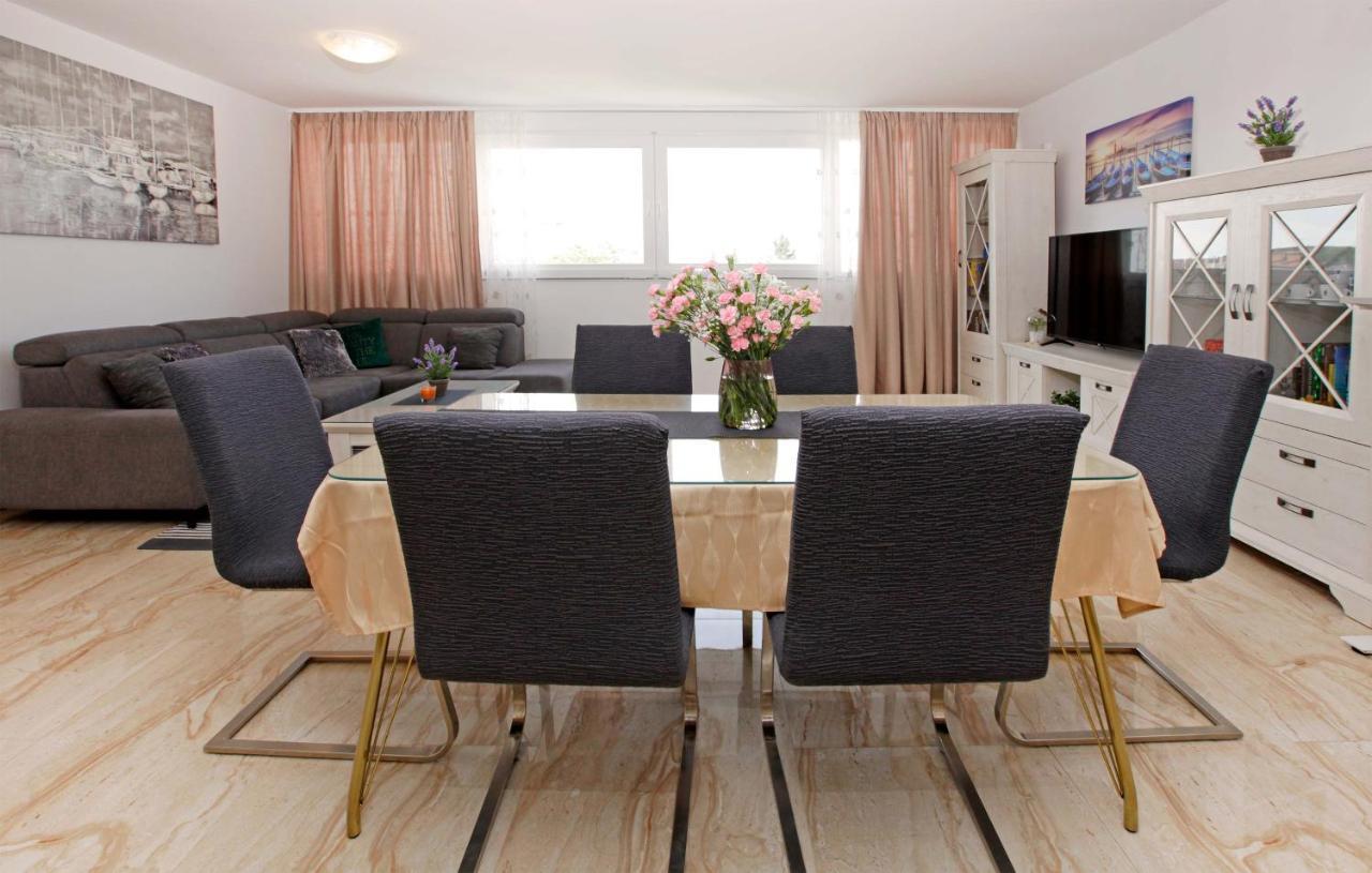 Apartment Modern 2-bed Apt, Late Check In Available