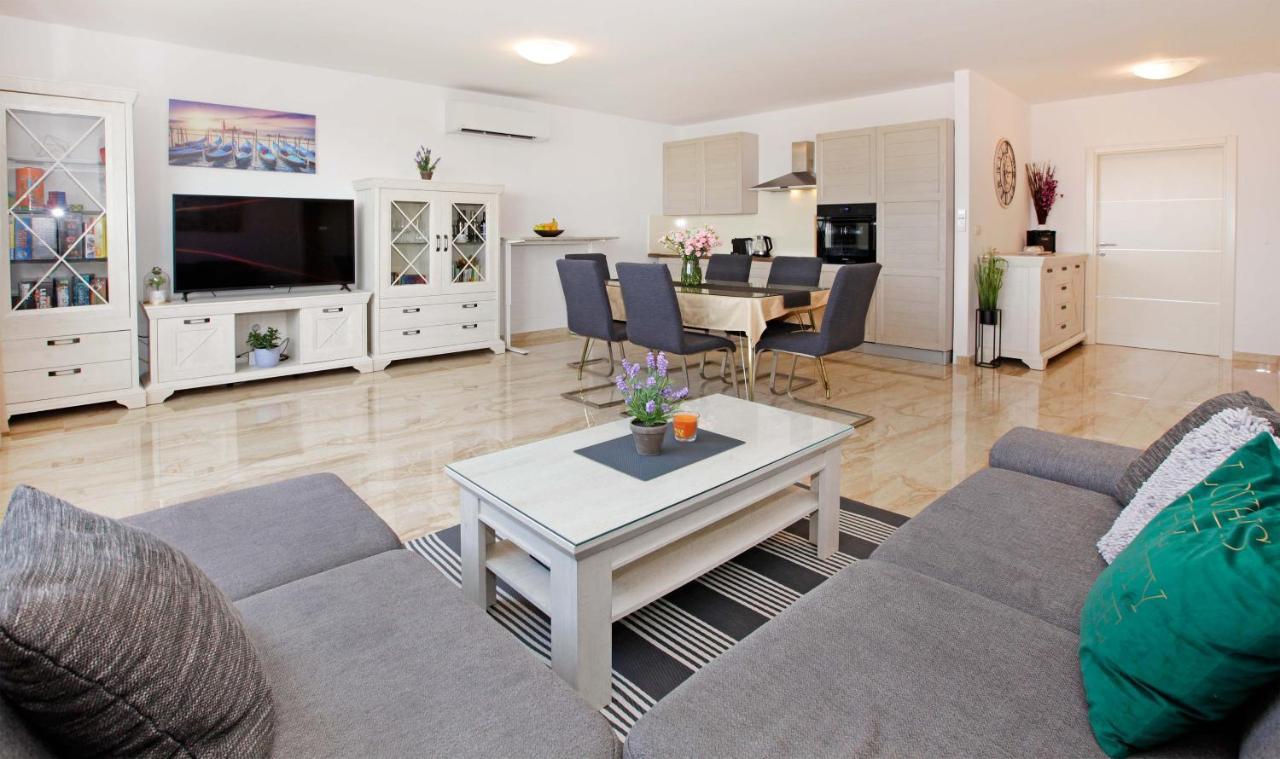 Modern 2-bed Apt, Late Check In Available *