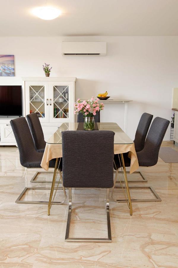 Modern 2-bed Apt, Late Check In Available Apartment *