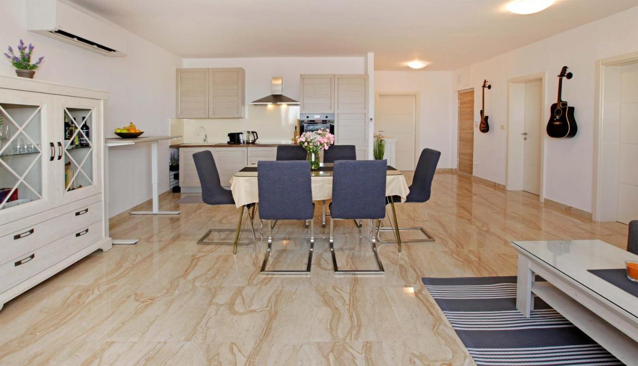 Modern 2-bed Apt, Late Check In Available Apartment *