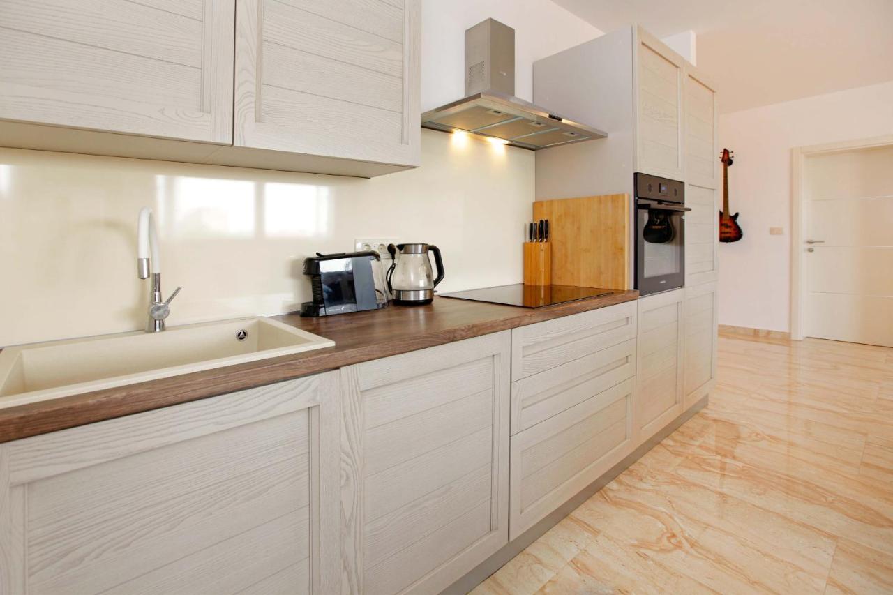 Modern 2-bed Apt, Late Check In Available *
