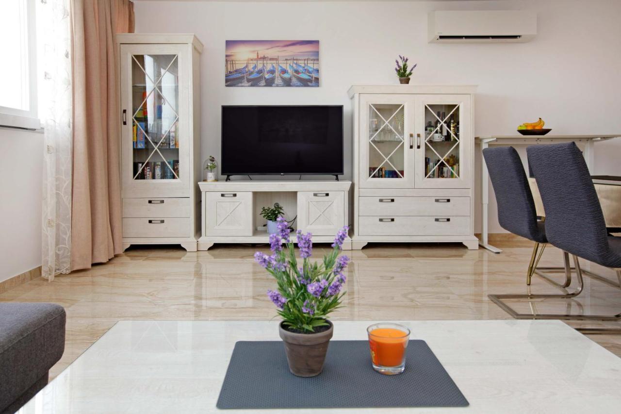 Modern 2-bed Apt, Late Check In Available Split