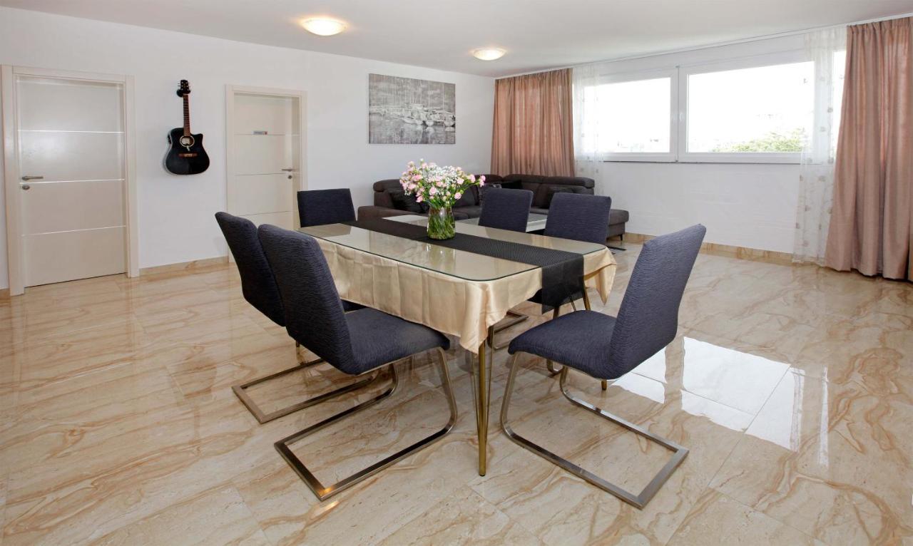Modern 2-bed Apt, Late Check In Available Apartment *