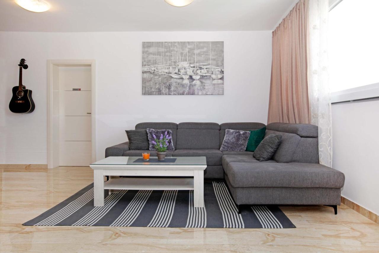 Modern 2-bed Apt, Late Check In Available * Split