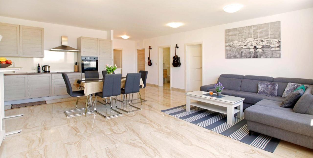 Modern 2-bed Apt, Late Check In Available Split