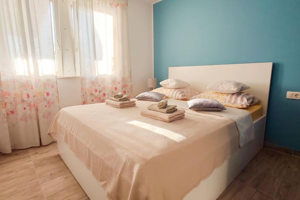 Cozy & Bright In Apartment