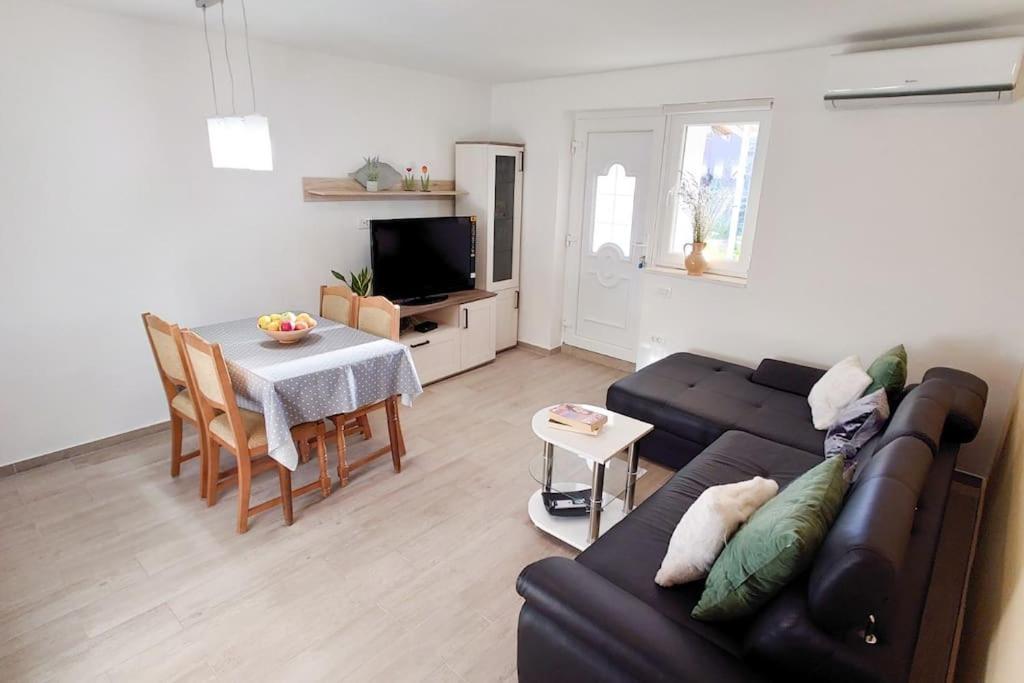 Cozy & Bright In Apartment *