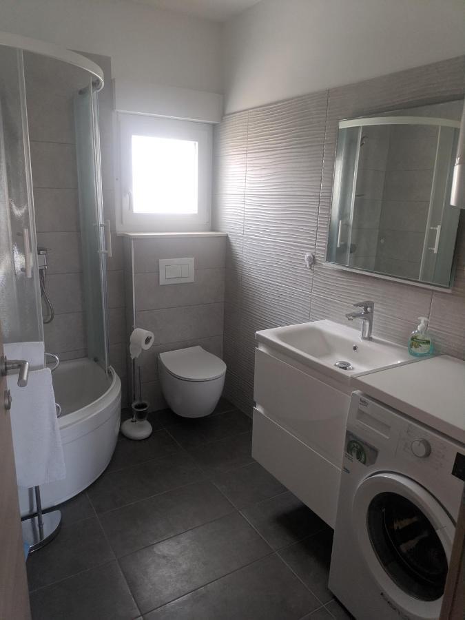 Apartment Ac With 2 Bedrooms And 2 Bathrooms-free Private Parking