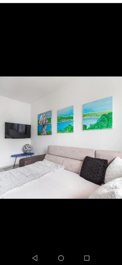 Mary Apartman Split