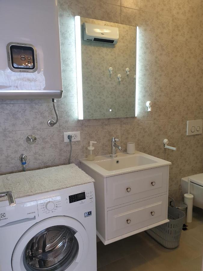 Elizabeth Apartment Split