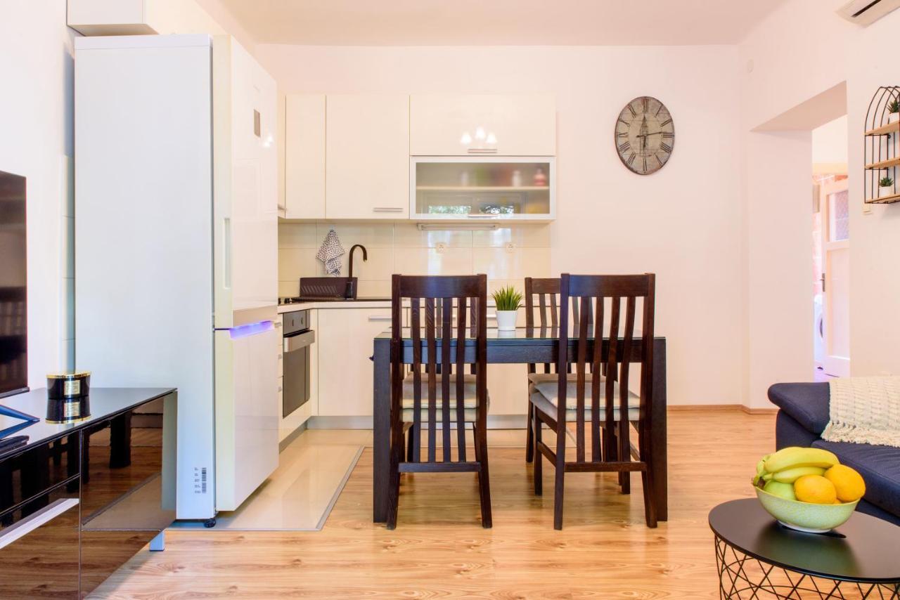 Central 2 Bedroom, Free Private Parking