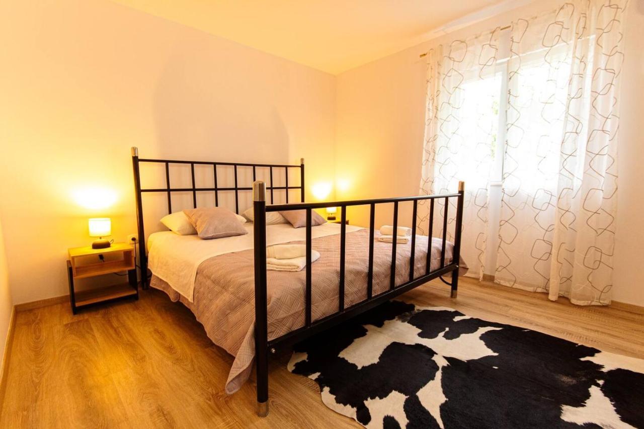 Large Stylish 3 Bedroom Nancy For 5 People Apartment Split