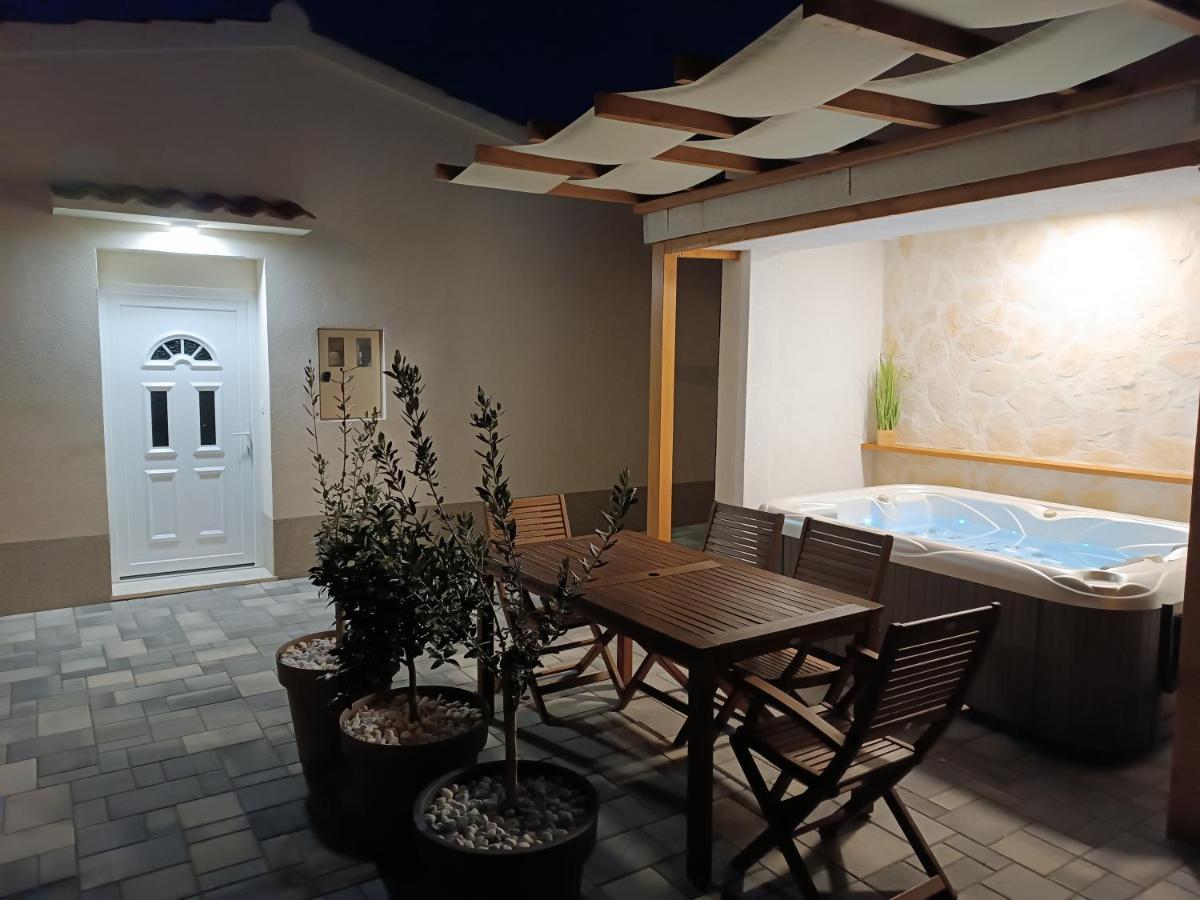 Tonina - House With Terrace, Jacuzzi, Free Parking *