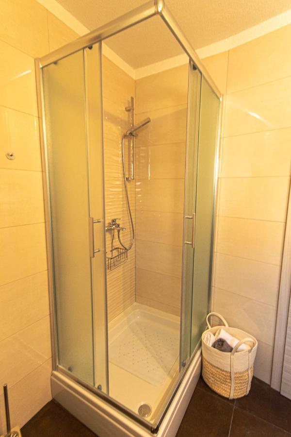 Large Stylish 3 Bedroom Nancy For 5 People Split