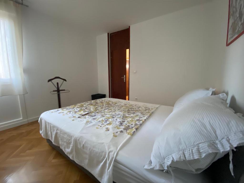 Apartment 2 Bedroom Apartment/parking/market