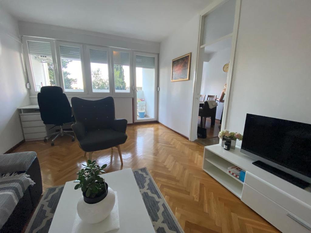 2 Bedroom Apartment/parking/market Apartment *