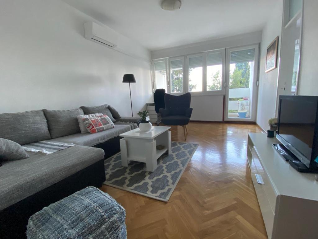 2 Bedroom Apartment/parking/market Split