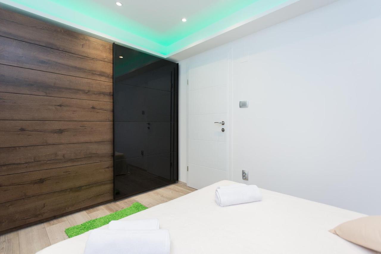 Purple & Apple Green Appartement Split