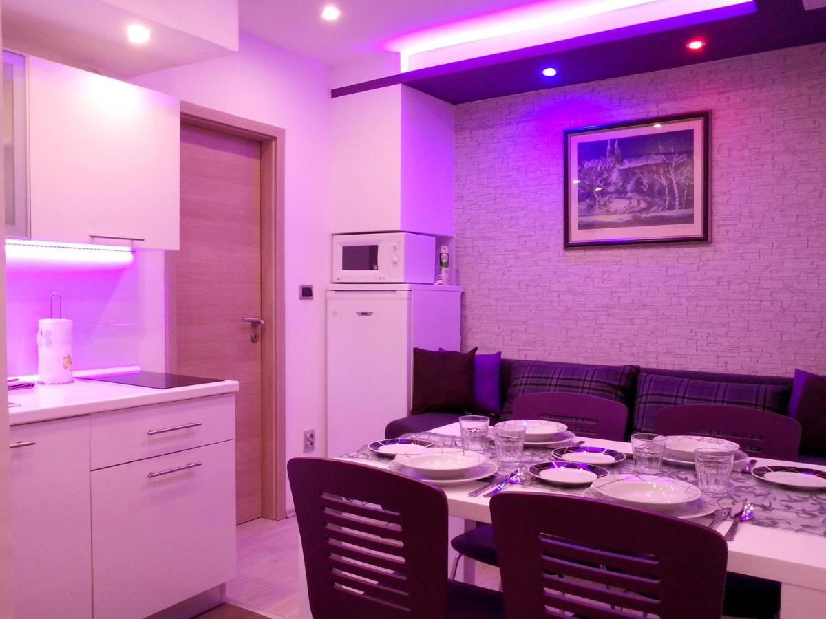 Purple & Apple Green Appartement