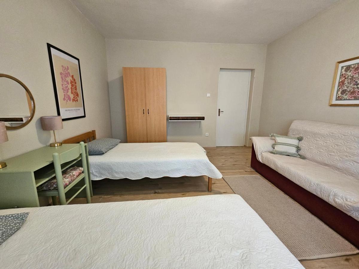 Quiet 2br Apt *