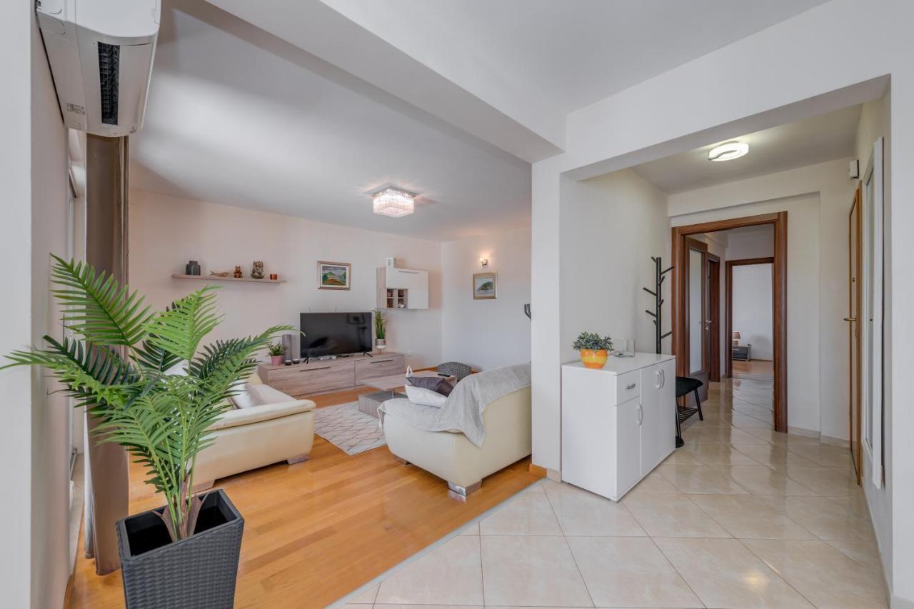 Renata + Private Swimming Pool In Apartment