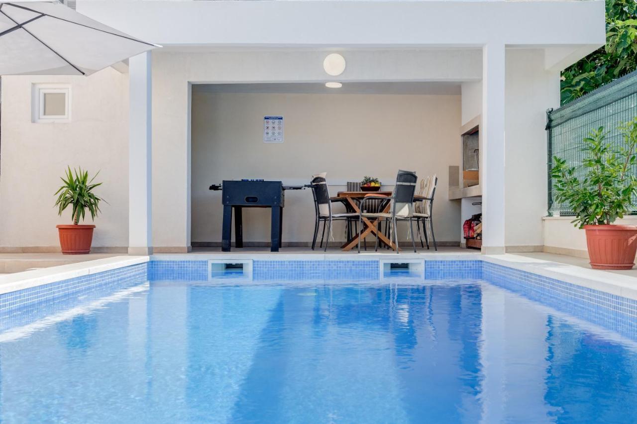 Renata + Private Swimming Pool In Apartment