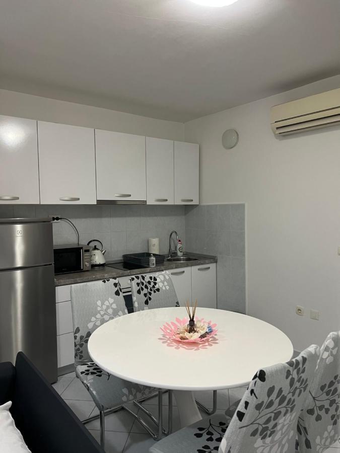 Dena Apartment *