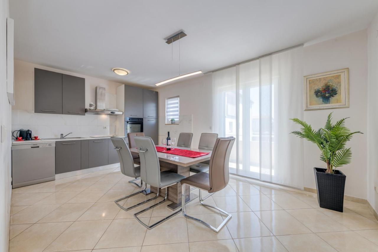 Apartment Renata + Private Swimming Pool In *