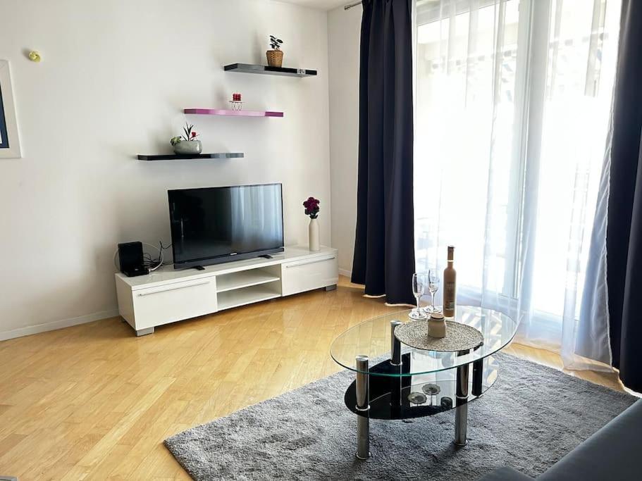 Sea View Apartment *