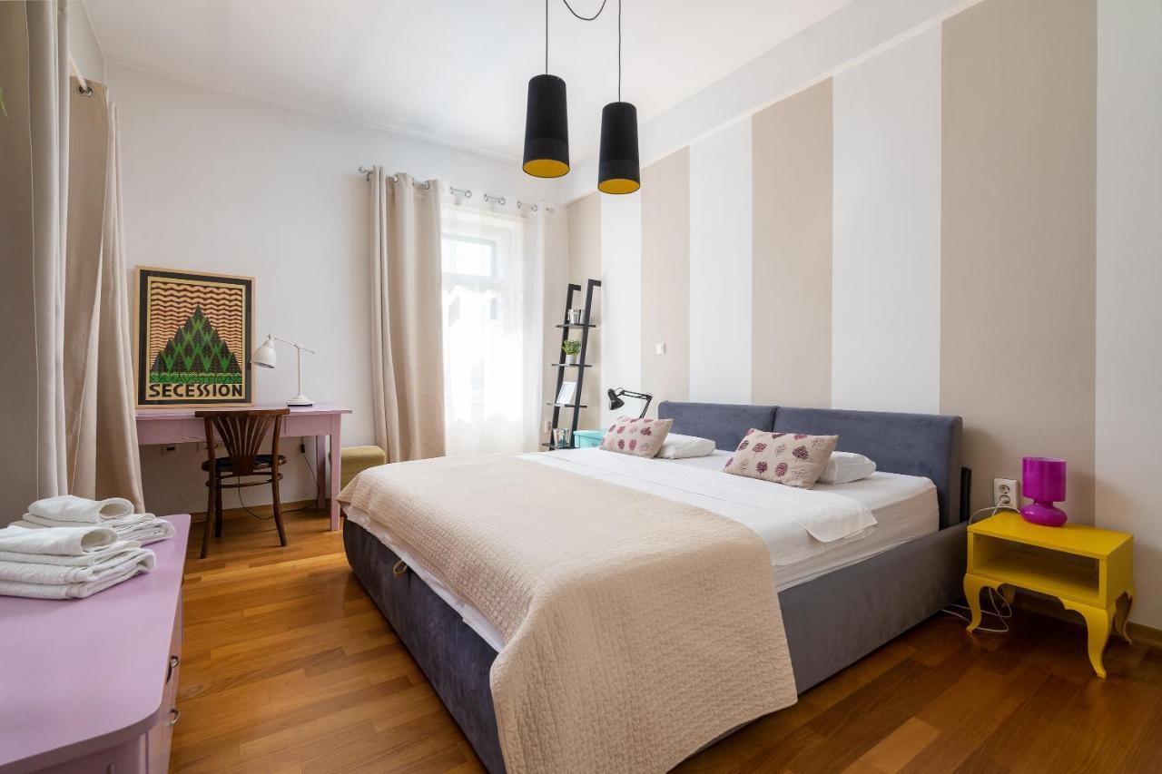 Moments From & Centre Old Town Apartment