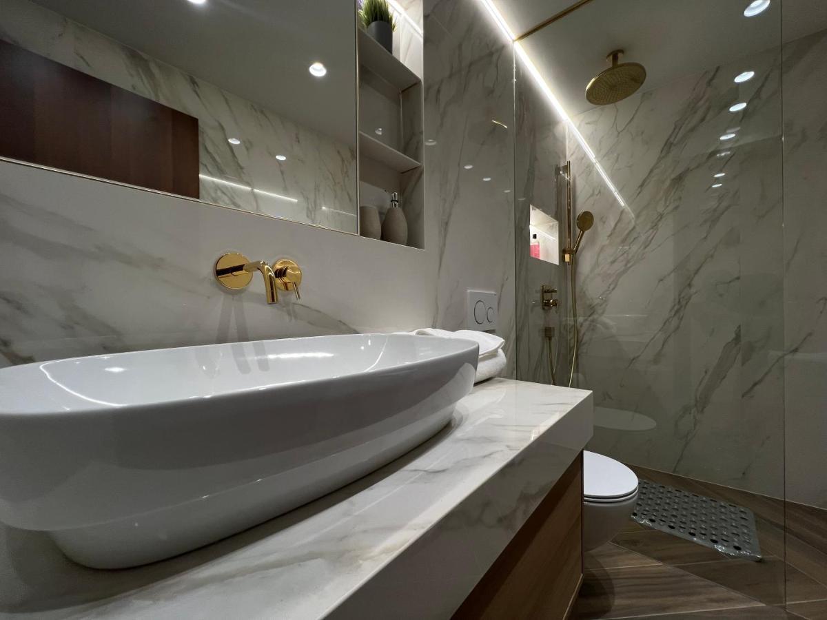 Golden Cube Apartment *