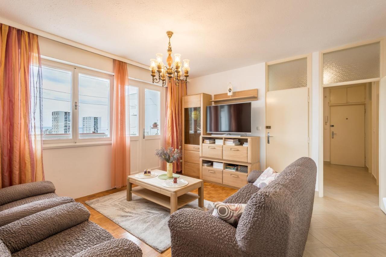 Issa & Sea View Apartment *