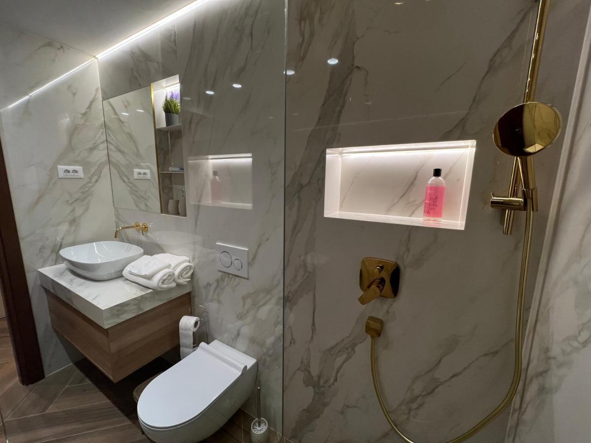Golden Cube Apartment *