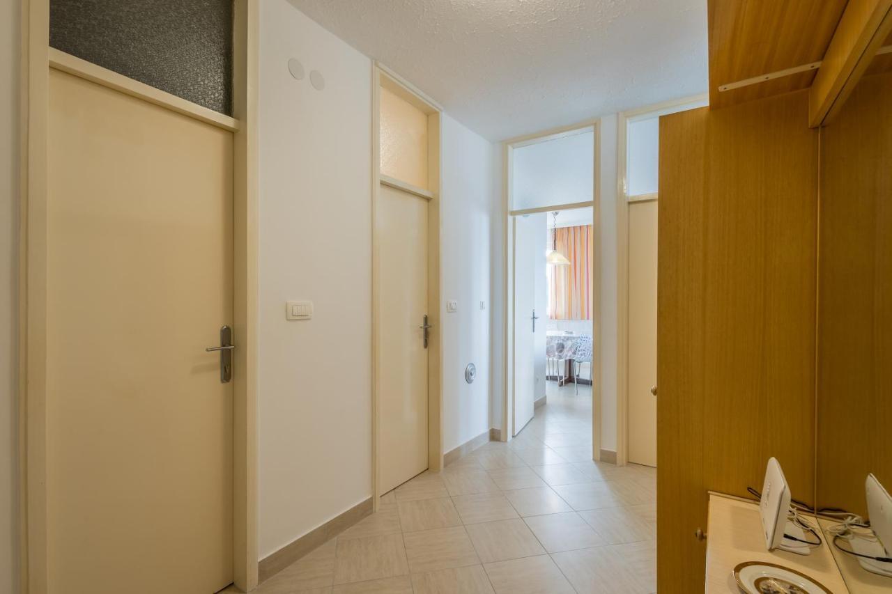 Apartment Issa & Sea View