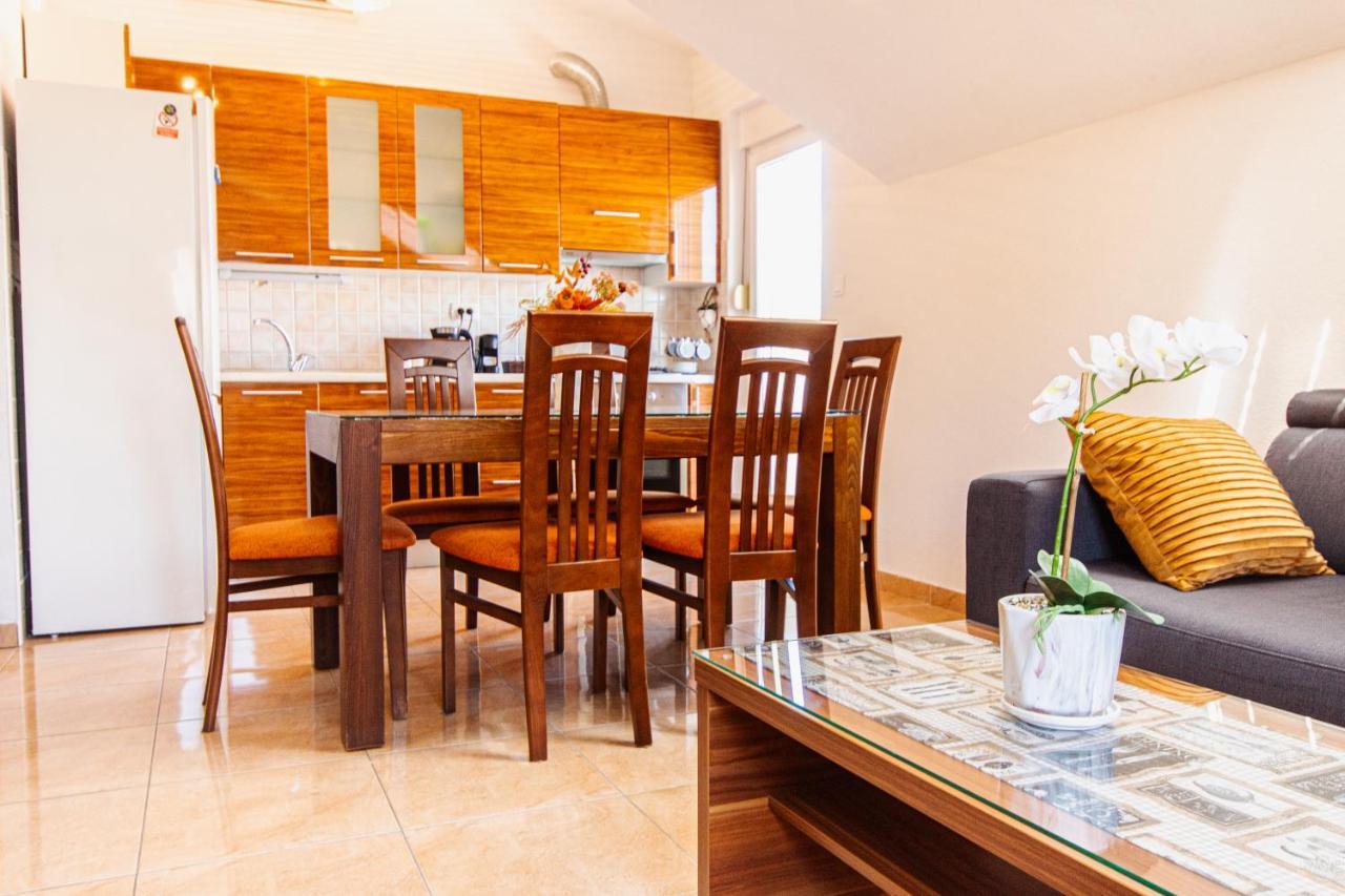 Spacious Sea View Near Marjan & Apartment