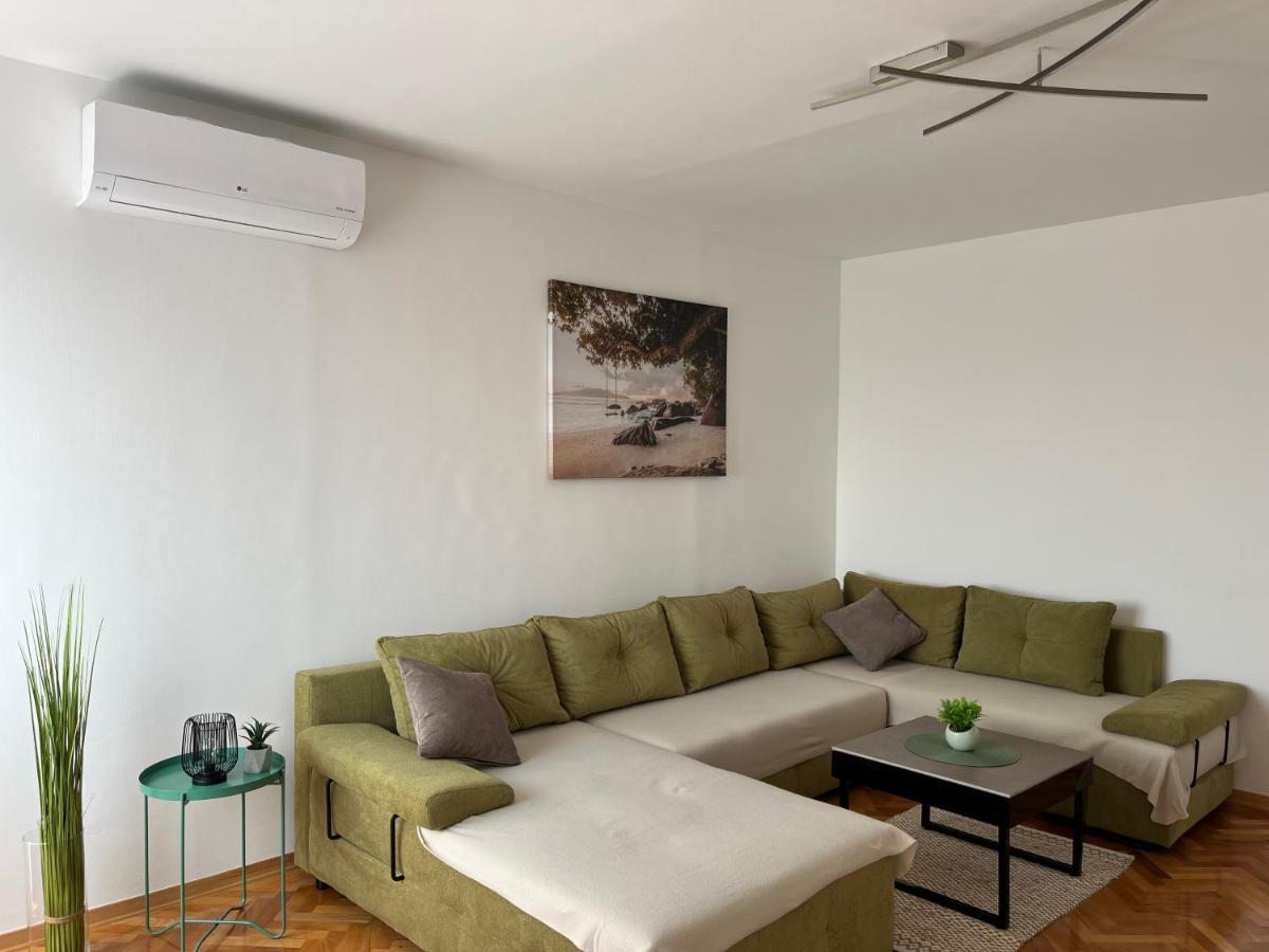 Tomaky Apartment Split
