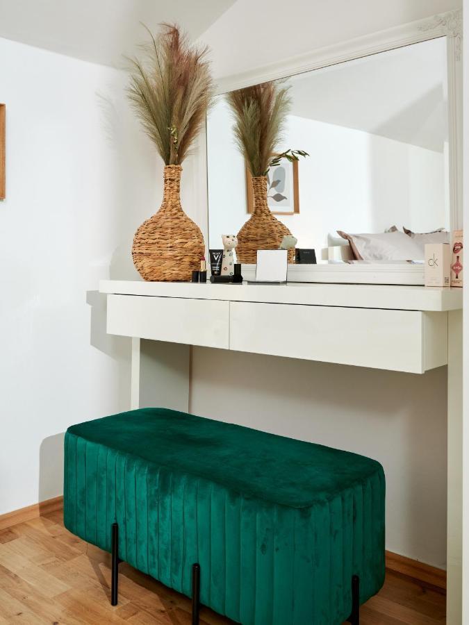 Modern & Spacious Rooftop With Natual Sunlight Apartment *