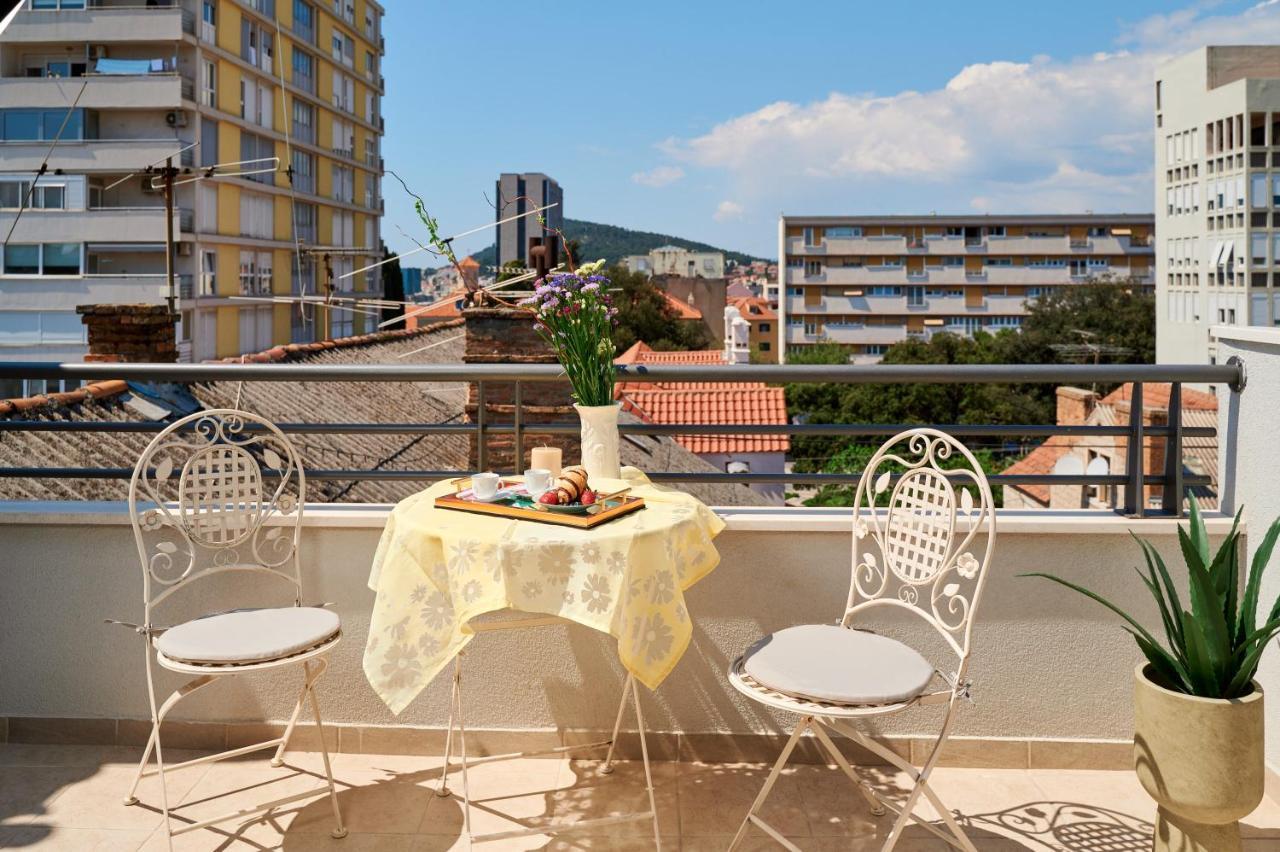 Modern & Spacious Rooftop With Natual Sunlight