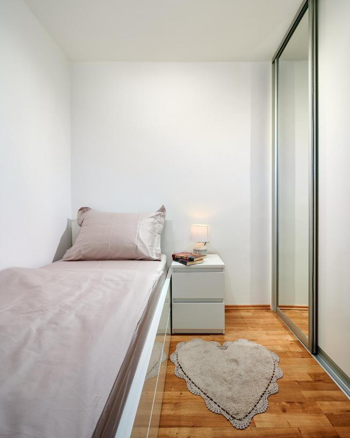 Modern & Spacious Rooftop With Natual Sunlight