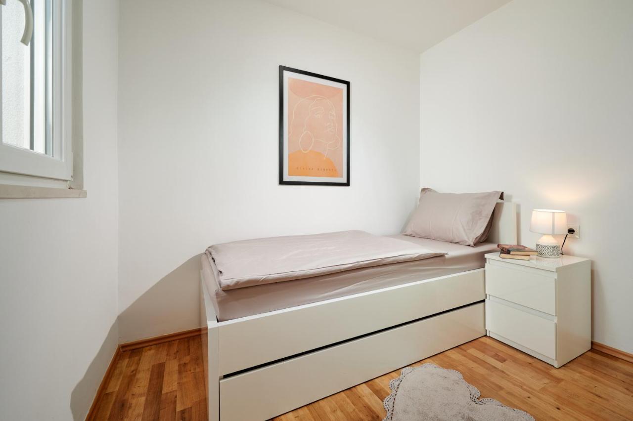 Modern & Spacious Rooftop With Natual Sunlight Split