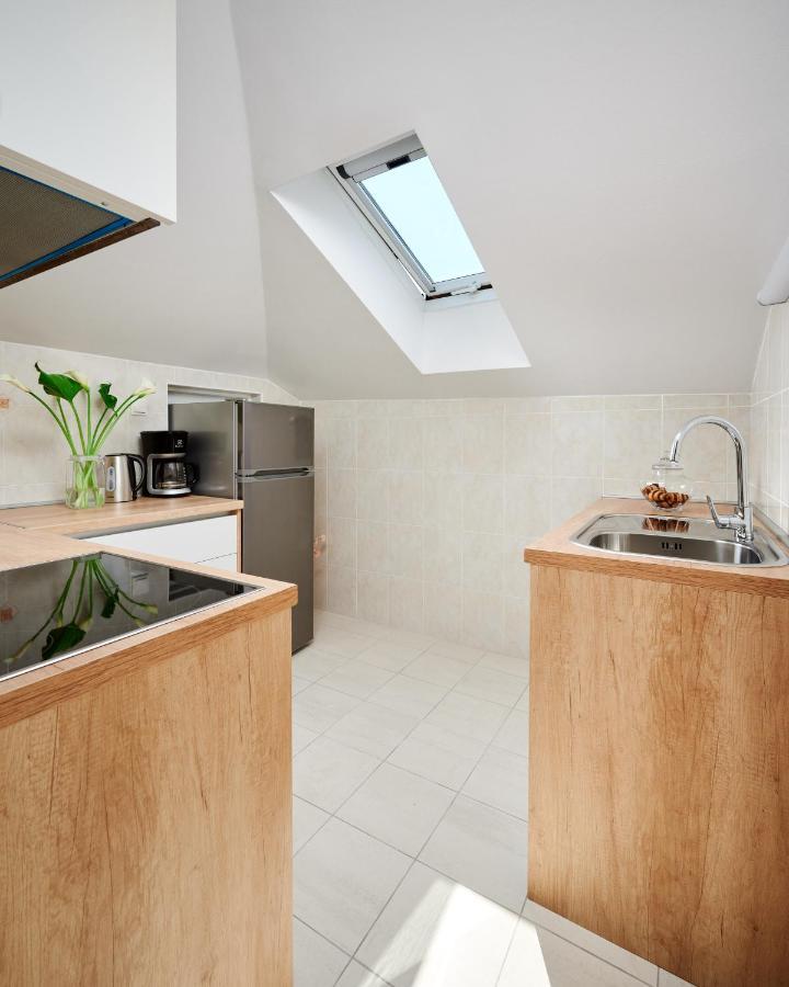 Modern & Spacious Rooftop With Natual Sunlight Split