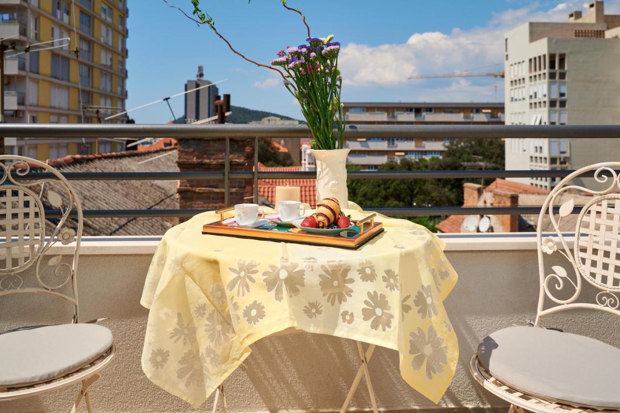 Modern & Spacious Rooftop With Natual Sunlight Split