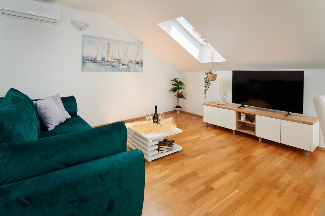 Modern & Spacious Rooftop With Natual Sunlight Apartment Split